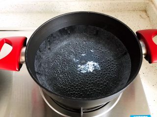 红烧排骨鸡翅根（高压锅懒人版）,锅内煮适量清水