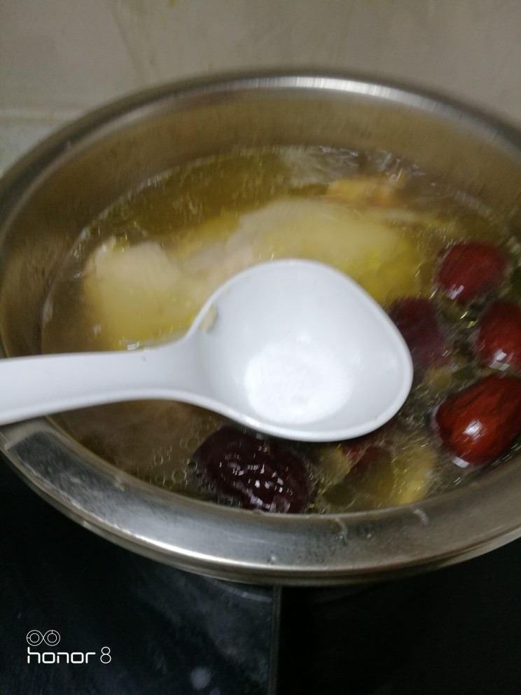 菜谱#气血三宝汤#[创建于5/3~2019],开始调味，放入盐就可以了。不要放鸡精、酱油等调味料。