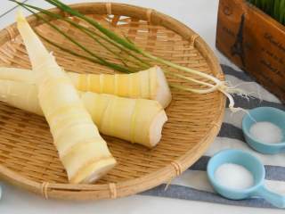 春天到了，鲜嫩的竹笋吃起来,·食材·

【主料】：春笋|小葱

【辅料】：芝麻油|生抽|老抽|盐|糖