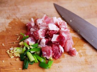 肉末海带炒粉条,把猪肉洗净后用刀切成小块，再切点葱姜。