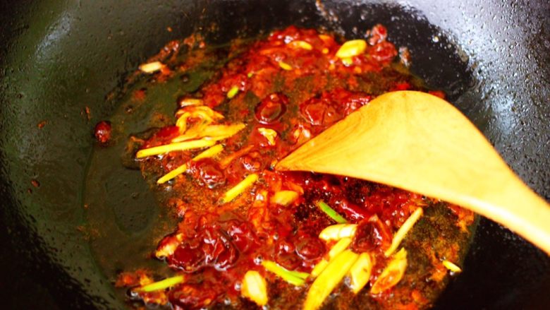 肉末海带炒粉条,大火翻炒郫县豆瓣酱至变色出红油的时候。