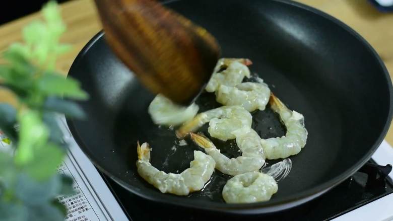 颜色漂亮、造型喜庆，制作又简单的一道家常菜,锅烧热加少许油，将虾两面煎香后盛盘。