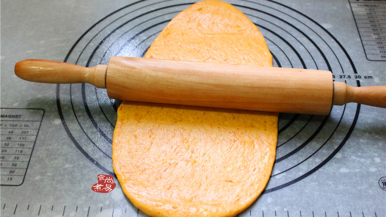 发面免油煎南瓜饼,将大面团分为三份，取一个面团用擀面杖擀薄。