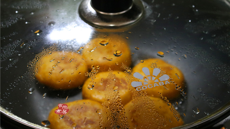 发面免油煎南瓜饼,遮上锅盖，小火焖10分钟左右，直至锅内的水分干透，关火，铲起即可食用。