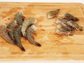 鲜虾粉丝煲,将虾清洗干净，去掉虾线，然后把一半儿虾的虾头和下身分开。另一半儿的虾要保留完整。