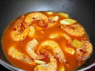 鲜虾粉丝煲,在锅中放入一碗清水烧开。