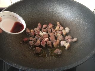 黑胡椒牛肉粒,沿锅边烹入红酒。