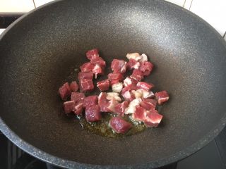 黑胡椒牛肉粒,旺火置锅，锅烧热，改中火，放入黄油，待黄油微微融化，放入腌制好的牛肉粒。
