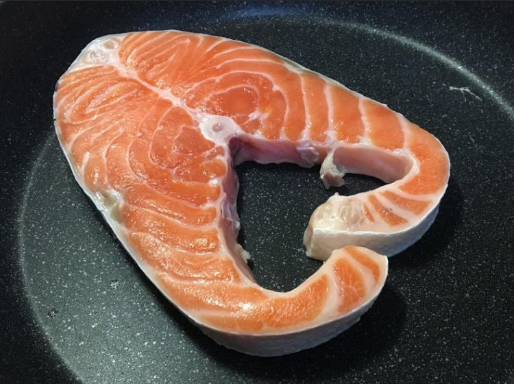 煎鮭鱼,加热平底锅，将手放置在距离平底锅约10公分处感觉到温度时，将鮭鱼放入锅内