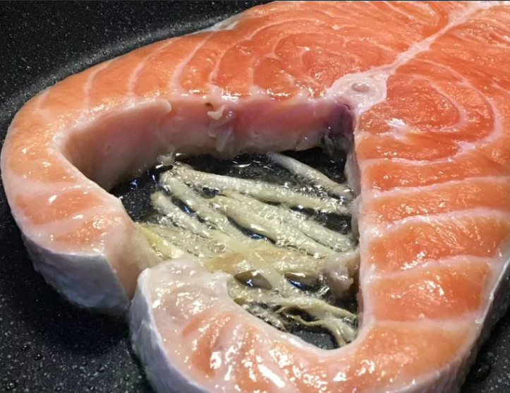 煎鮭鱼,观察鱼片的侧面，大约半分熟时准备翻面
