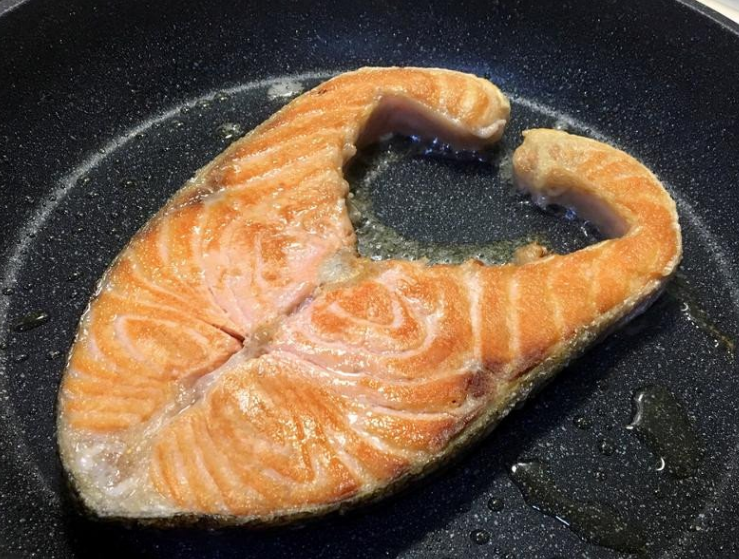 煎鮭鱼,鮭鱼翻面