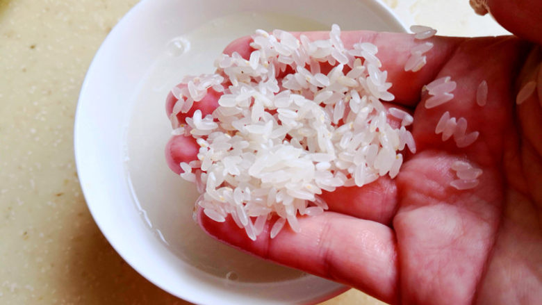 早餐之南瓜米糊,胚芽米用清水冲洗干净，