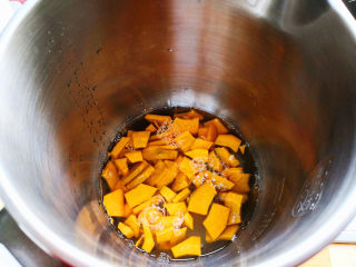 早餐之南瓜米糊,将大米和南瓜倒入豆浆机里，再加入清水至900ml刻度，