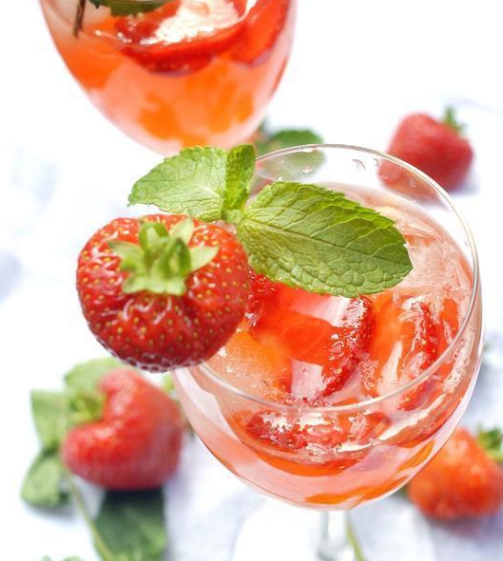 自制草莓柠檬水,如太甜可多加点水