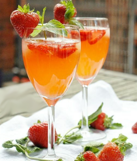 自制草莓柠檬水,一杯酸酸甜甜的草莓柠檬水就这样完成啦！