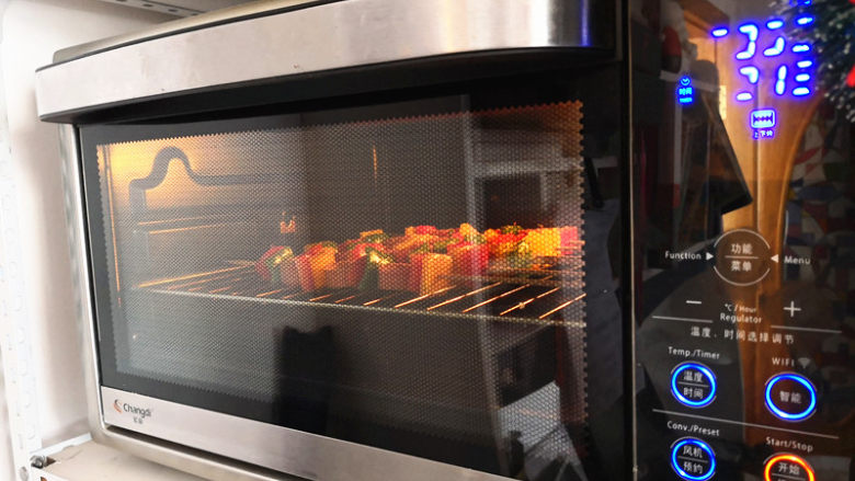 彩椒香肠串,上下火，中层，200度烤10分钟，
