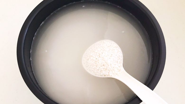 家常原味粽子,把糯米清洗干净，加入冷水浸泡糯米12小时左右，水量是糯米的3倍