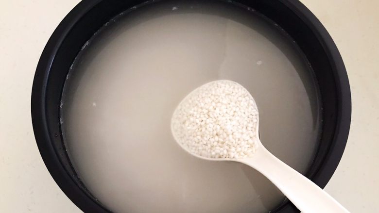 蜜豆糯米粽子,糯米经过长期时间浸泡，已经吸足水分