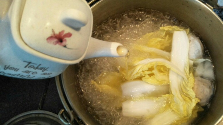 冬瓜菜汤,加入适量的油，煮到菜变软。