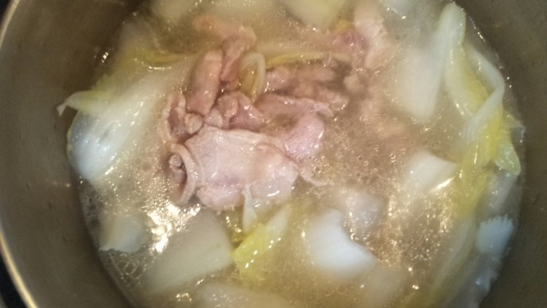 冬瓜菜汤,放入腌好的肉和盐搅拌均匀煮到肉熟关火。出炉前洒入葱花即可。