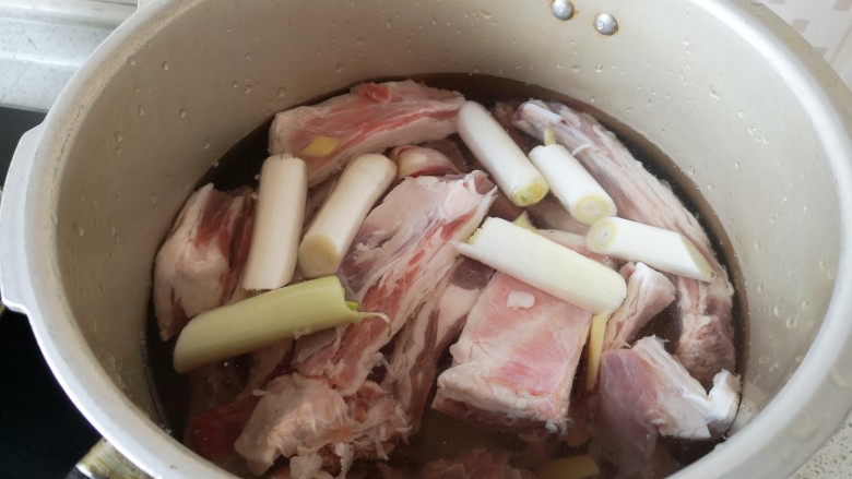 炖羊肉,捞出羊肉放入高压锅内，加水至没过羊肉一两厘米高，投入葱段姜片蒜
