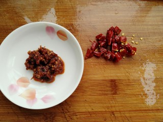 红烧茄子,准备一勺香菇牛肉酱，干辣椒切碎。