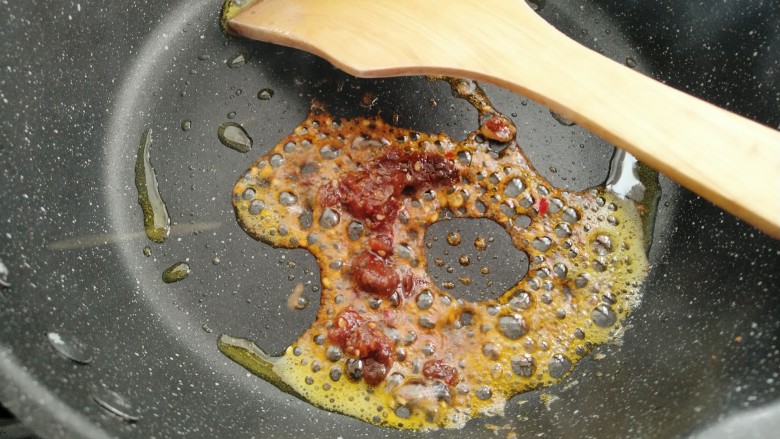 红烧茄子,热锅烧油，放入牛肉酱炒香。
