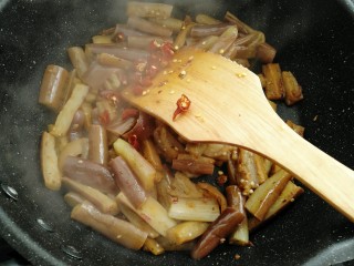 红烧茄子,炒匀后放入干辣椒碎。