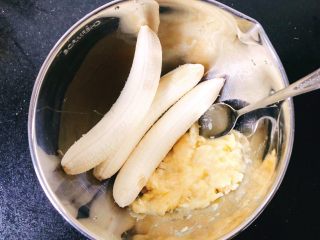 香蕉燕麦饼,5.选择一个大的勺子🥄，把香蕉捣烂，捣的越烂越好。