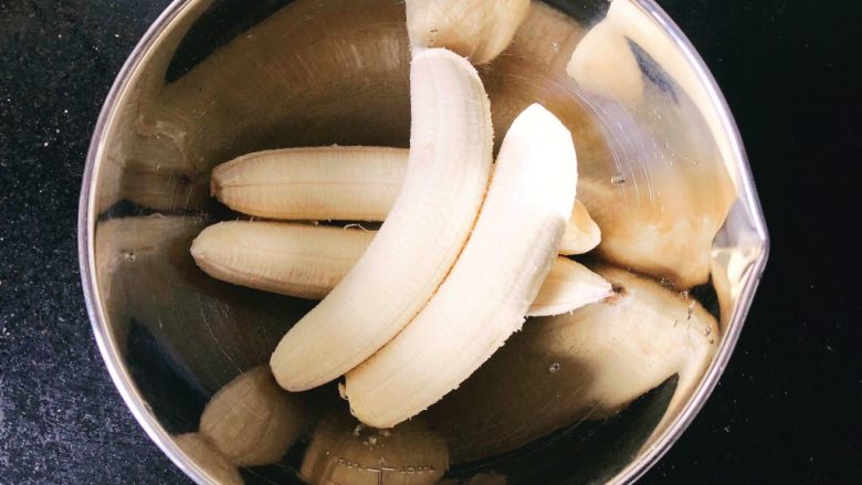 香蕉燕麦饼,4.香蕉剥皮，放在一个比较大的容器里面。