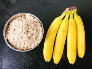 香蕉燕麦饼,1.准备成熟的香蕉和燕麦片