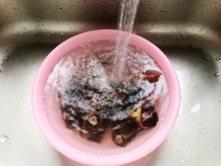 腊味三拼,腊肠酱油肉酱鸭用温水洗净（我家的水龙头是即热式的，出的是可调节温度的水）