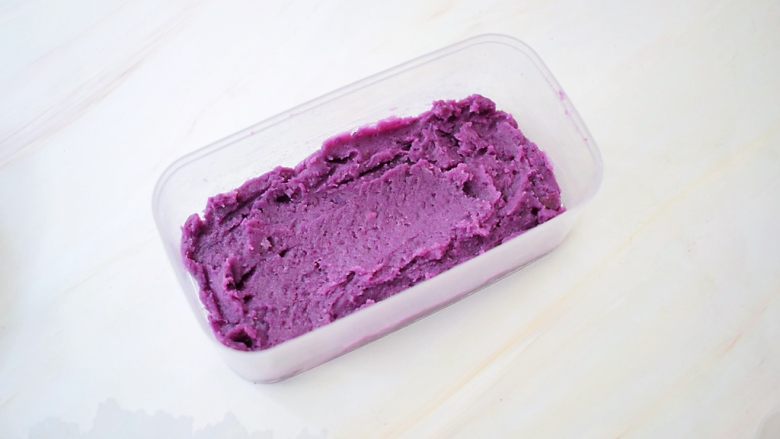紫薯芋泥酸奶盒子,取一个盒子，先在底部铺上一层紫薯泥