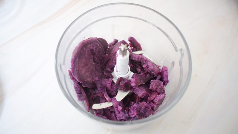 紫薯芋泥酸奶盒子,取出放入料理机中