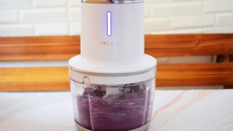紫薯芋泥酸奶盒子,启动料理机打成泥