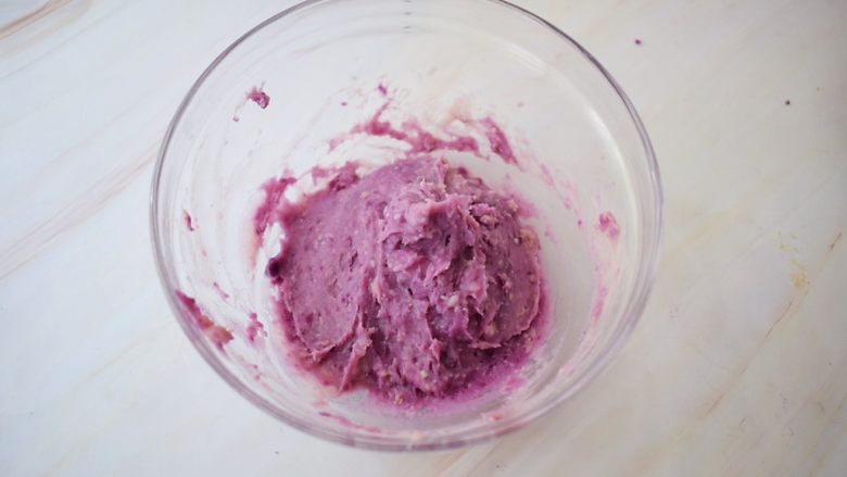 紫薯芋泥酸奶盒子,取紫薯60克和芋头90克混合均匀成紫薯芋泥备用