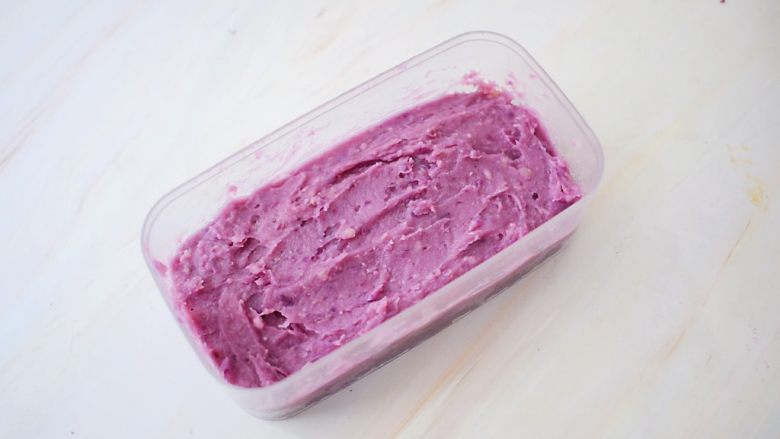 紫薯芋泥酸奶盒子,再铺上一层紫薯芋泥