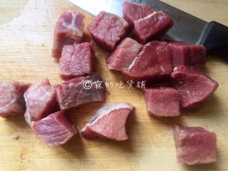 烤牛肉串,提前1小时左右先把牛肉腌起来，切块，约1.5厘米左右大小。