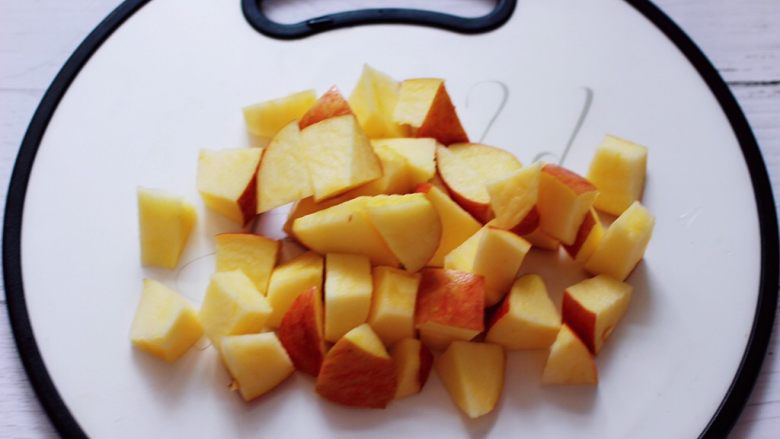 百合酒酿苹果核桃羹,苹果洗净后用刀切成小块备用。