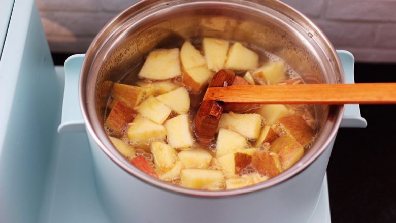 百合酒酿苹果核桃羹,加入切块的苹果。