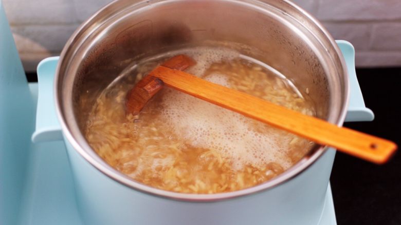 百合酒酿苹果核桃羹,打开锅盖看见锅中汤汁变得粘稠时。