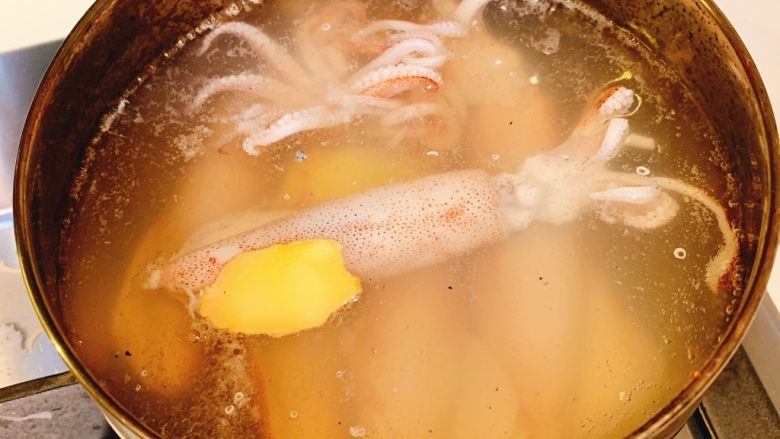 盐水蔬菜鱿鱼煲,煮开水后放入鱿鱼
