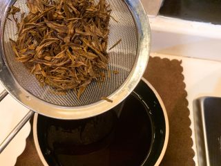 茶香排骨,茶加入300ml的水泡开，泡开后过滤将茶水分离备用，茶叶要沥干，茶水留着备用