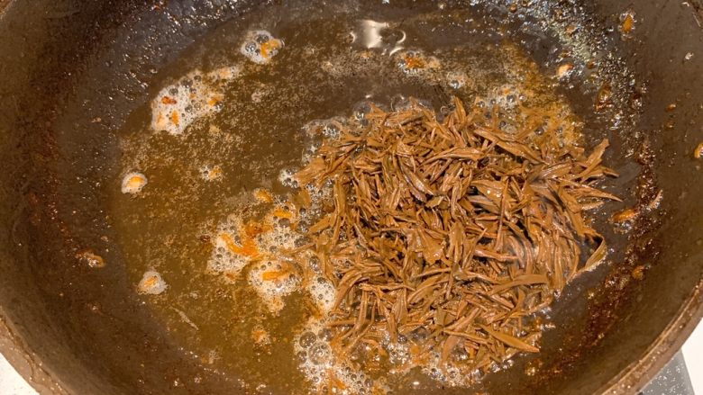 茶香排骨,锅里再放入10ml油，加入泡过的茶叶炒香炒脆，趁热浇在排骨上即可