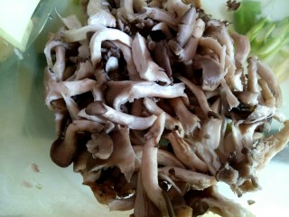 蘑菇小炒,蘑菇洗净用撕成丝，攥去水份