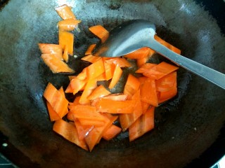 蘑菇小炒,锅中放入适量植物油，放入胡萝卜翻炒至断生，盛出待用