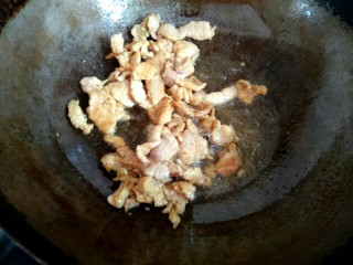 蘑菇小炒,锅中放入适量植物油，放入肉片，翻炒至变白，盛出待用
