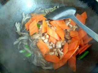 蘑菇小炒,加入胡萝卜和肉片