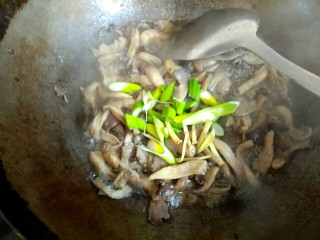 蘑菇小炒,把水份烧干，放入葱姜翻炒