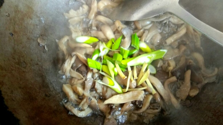 蘑菇小炒,把水份烧干，放入葱姜翻炒
